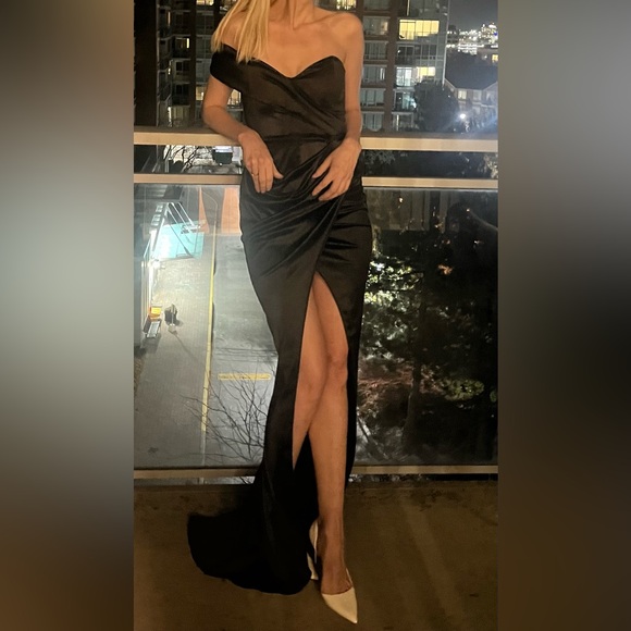 Nookie Dresses & Skirts - Nookie Black Off-Shoulder Maxi Dress